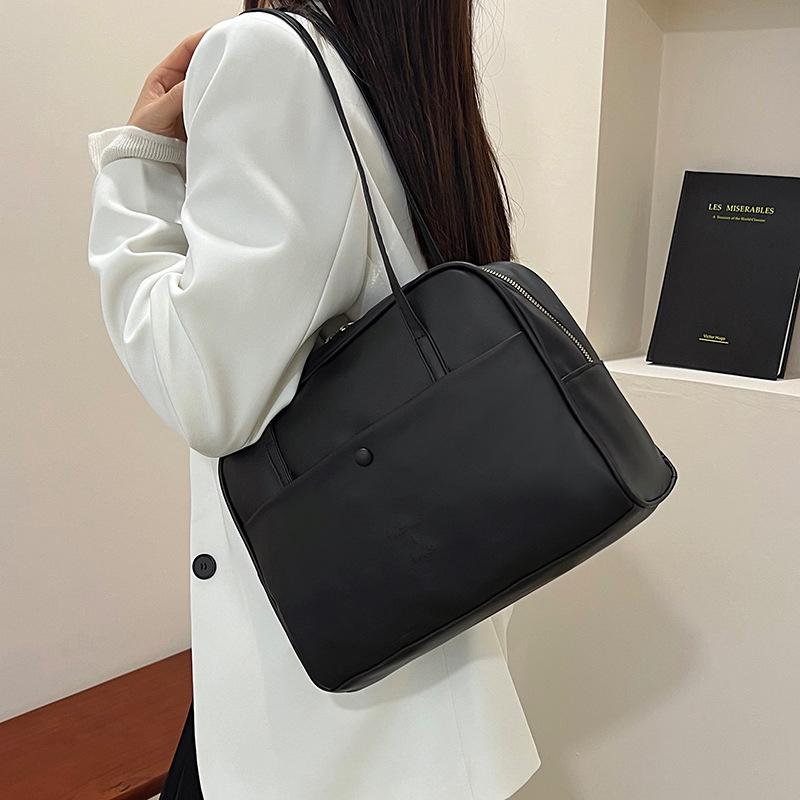 2025 winter new Korean niche design underarm women's bag temperament solid color retro large capacity shoulder tote bag