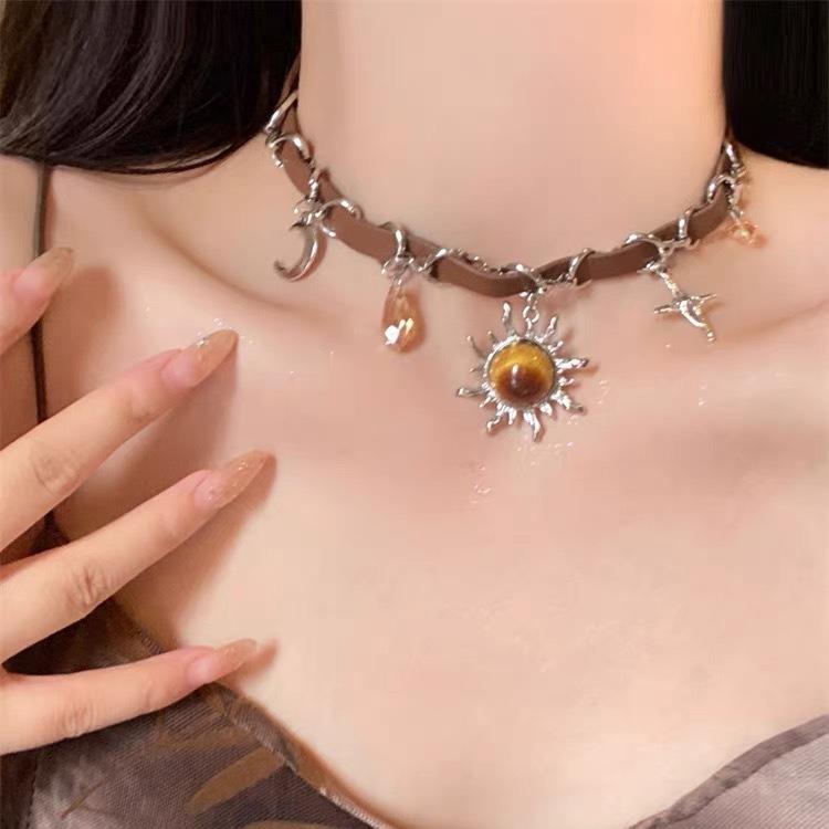 Vintage Collarbone Sunflower Necklace for Women