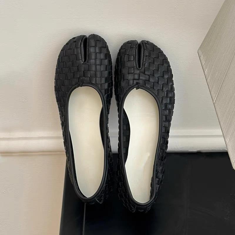 Fashion The New Autumn Braided Toe Flat Pig'S Hoof Shoes For Women Are The Korean Version Of The Versatile Ballet Single Shoes Trend