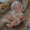 Lebensechte 6-Zoll-Handflächen-Wiedergeborene Baby-Mädchen-Puppe Levi Vollvinyl-Körper Geschlossene Augen Neugeborenen-Puppe Realistisches Dekompressionsspielzeug Baby-Puppen für Kinder Geburtstagsgeschenk
