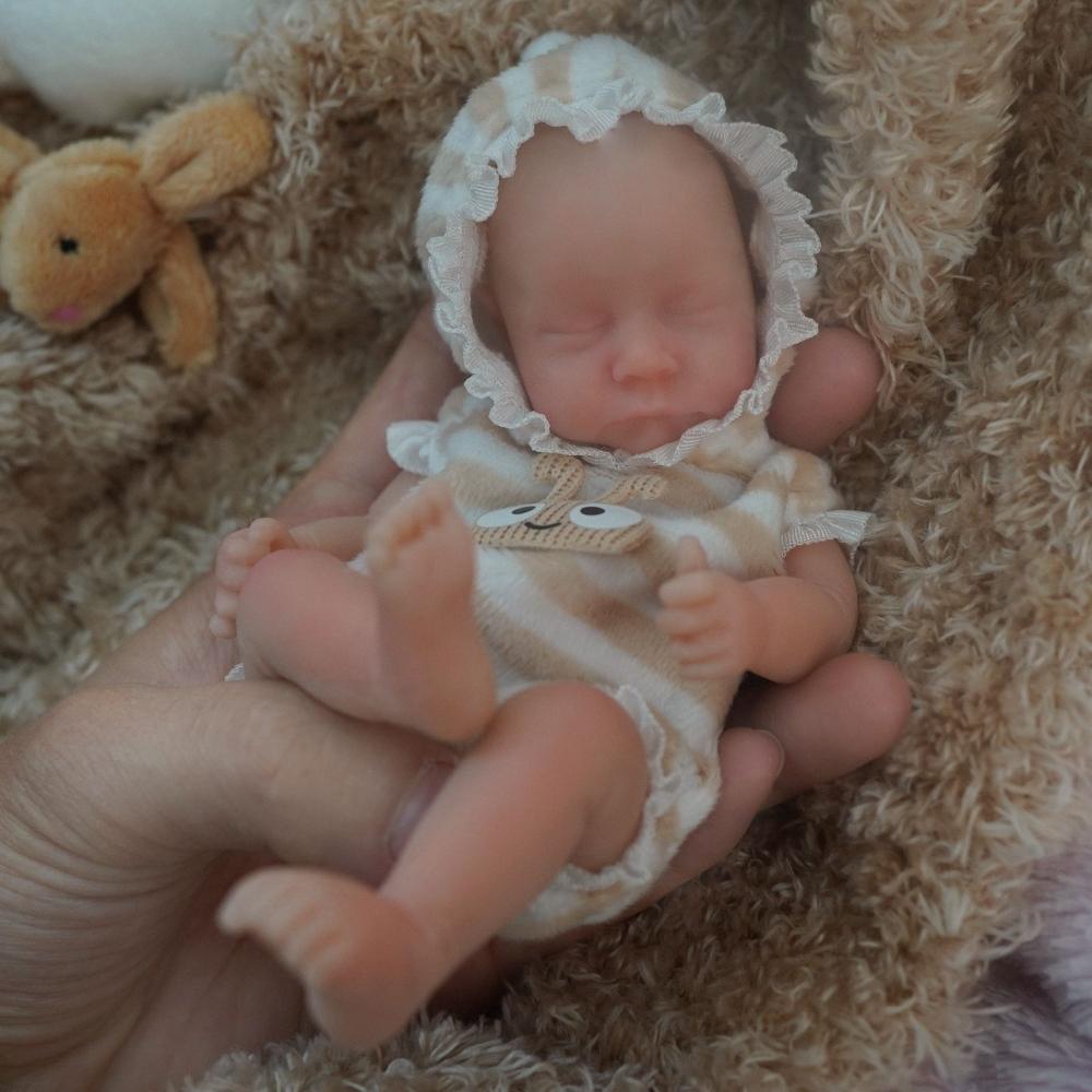Lebensechte 6-Zoll-Handflächen-Wiedergeborene Baby-Mädchen-Puppe Levi Vollvinyl-Körper Geschlossene Augen Neugeborenen-Puppe Realistisches Dekompressionsspielzeug Baby-Puppen für Kinder Geburtstagsgeschenk