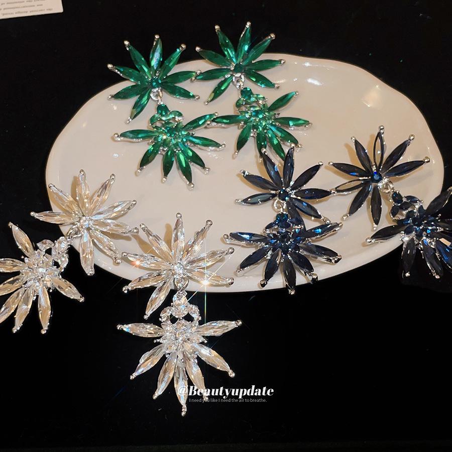 Silver Needle Rhinestone Flower Geometric Studs: Exquisite, Luxurious, High-End Earrings for Women