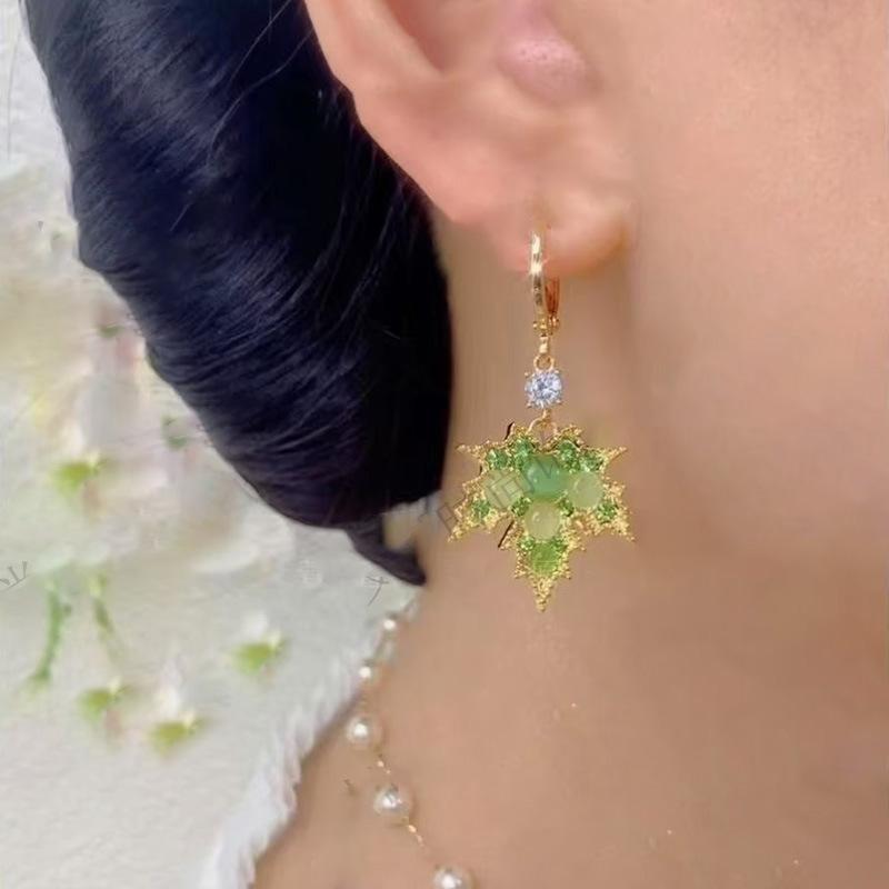 Gold diamond-encrusted maple leaf pendant ear buckle 2025 new fashion design high-end earrings women's light luxury personalized earrings