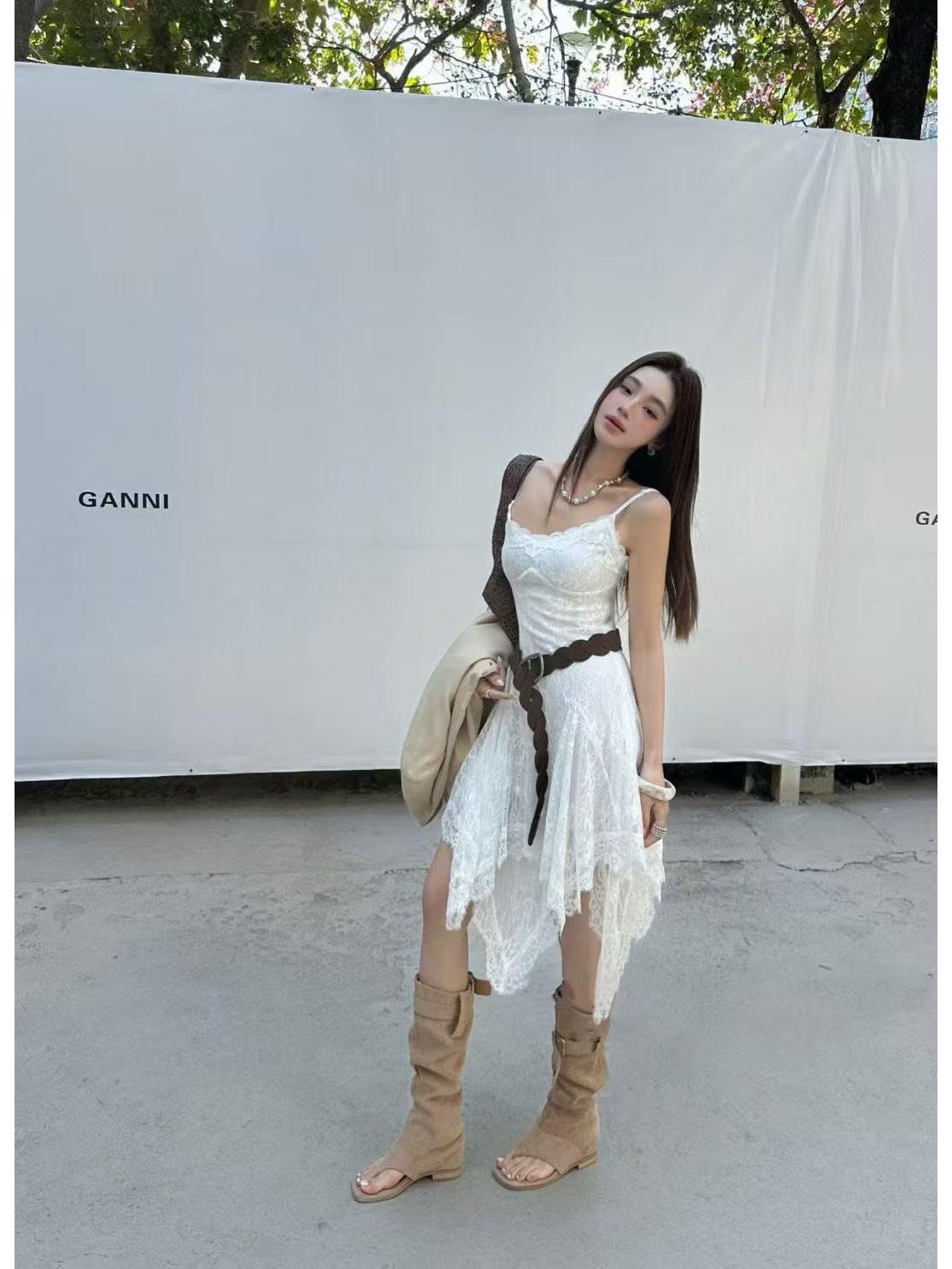 

2026 Spring French Retro Lace Camisole Dress with Irregular Hem and Slimming Waist Medium білий