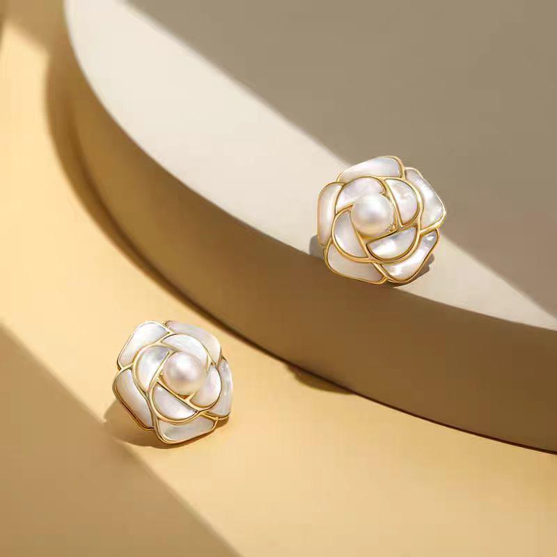 Cercei stud Camelia cu Perle Naturale de Apă Dulce de Grad 5A, Stil Haute Couture Francez, Tendință de Modă Femei pe TikTok.