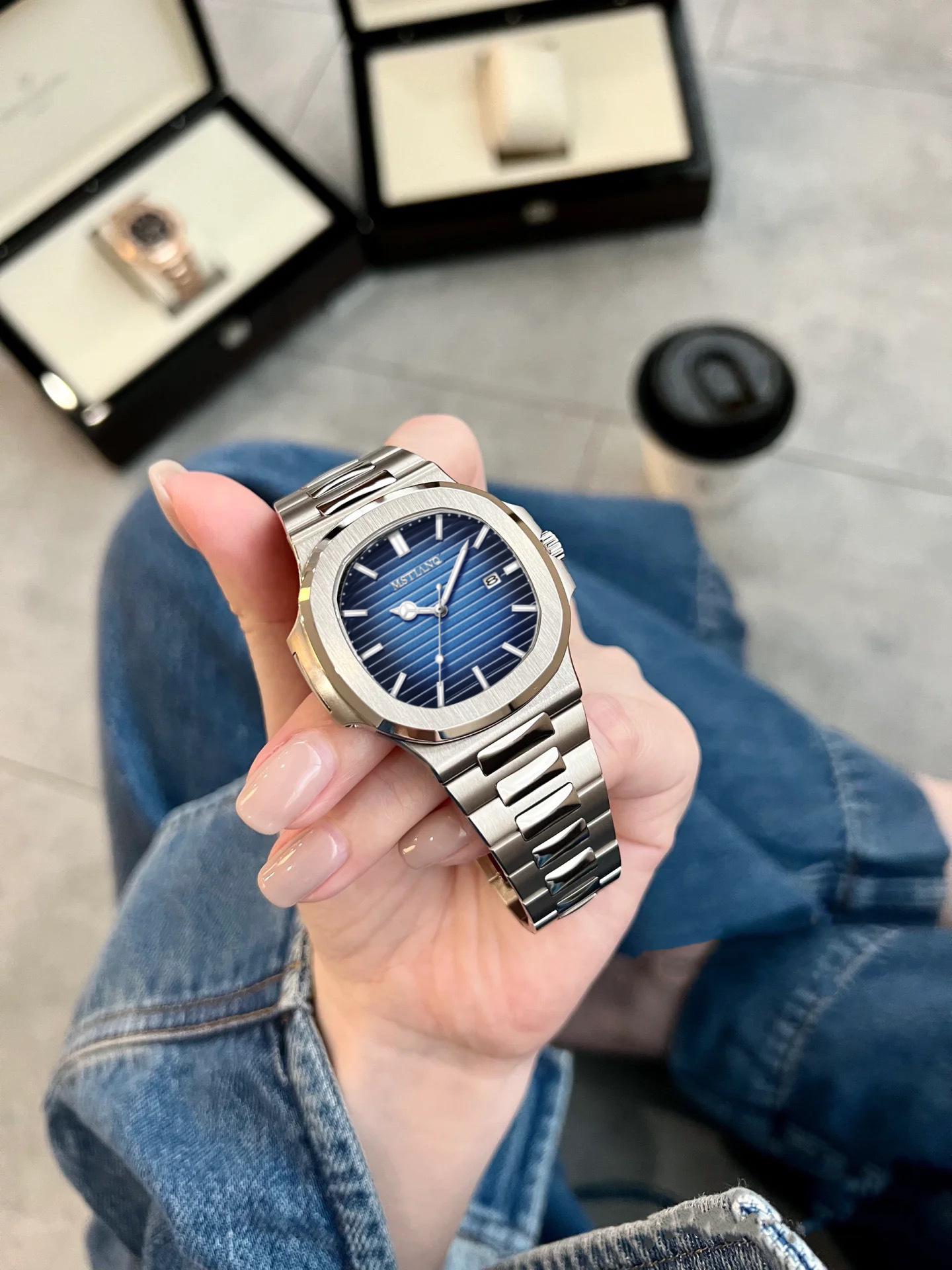 

Швейцарские светящиеся кварцевые часы - Водонепроницаемые, стальной браслет, функция календаря, унисекс, деловой дизайн.