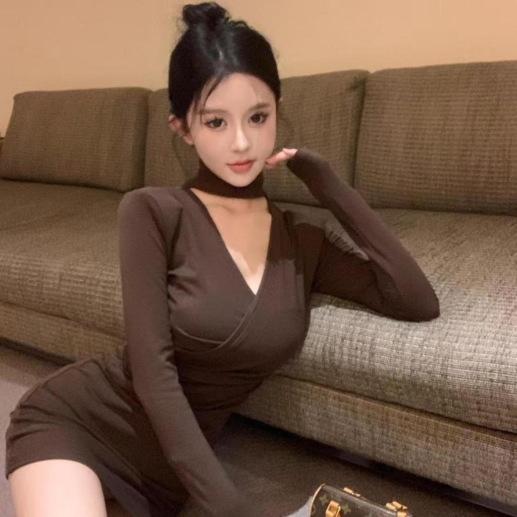 Black Sexy V-neck Neck Dress for Women's Autumn and Winter Inner Lining with a Coat, Slim Waist and Hip Short Skirt