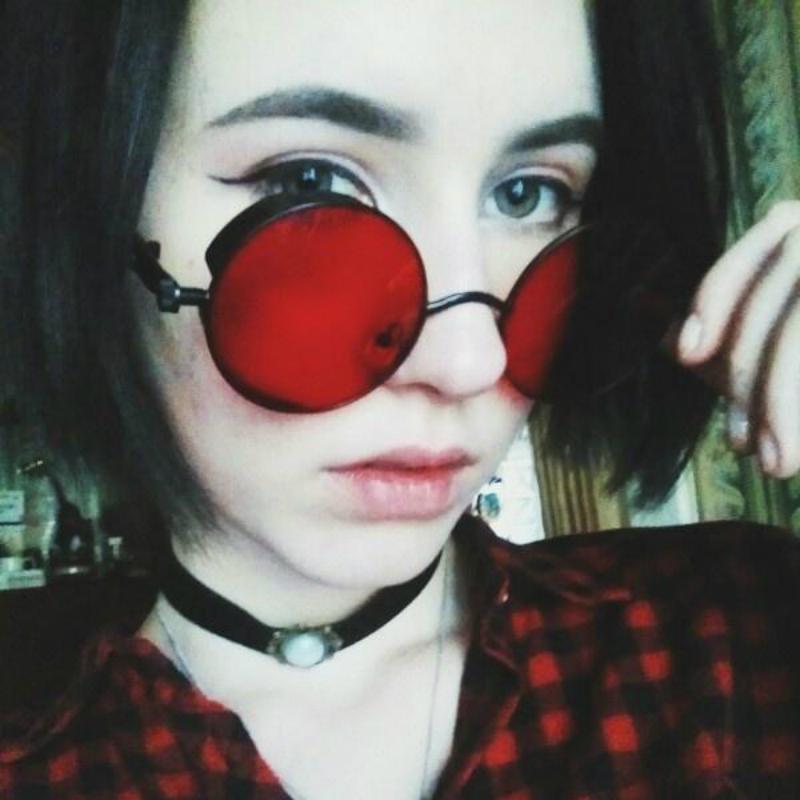 round red sunglasses