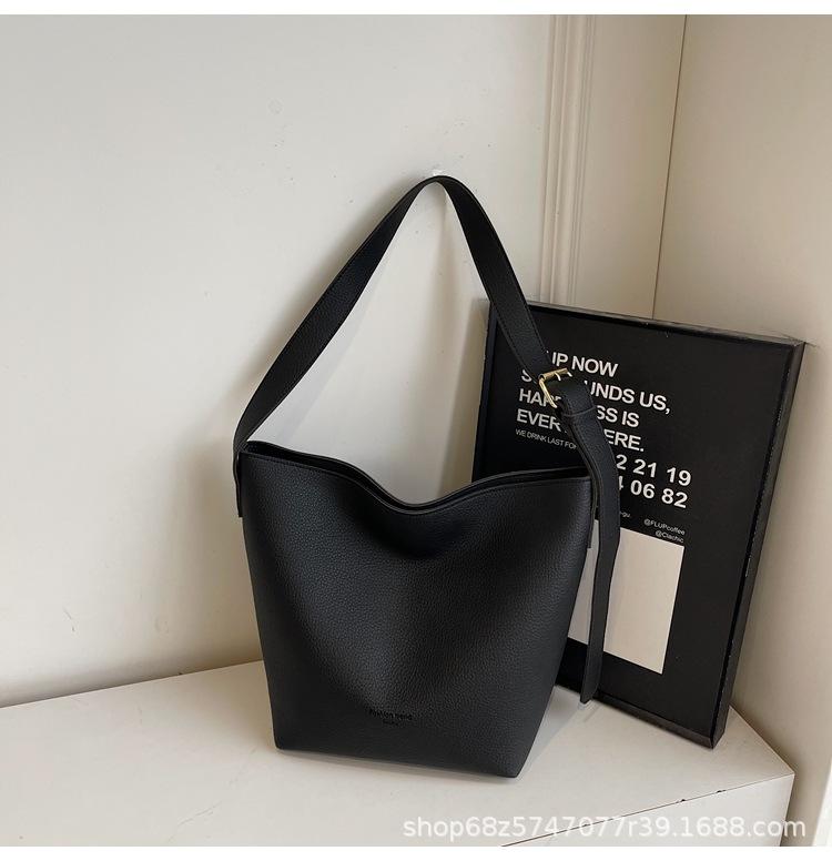 Retro Casual Bucket Bag Women's 2025 New Simple Fashion Shoulder Bag Fashion Sense Simple Commuter Crossbody Bag