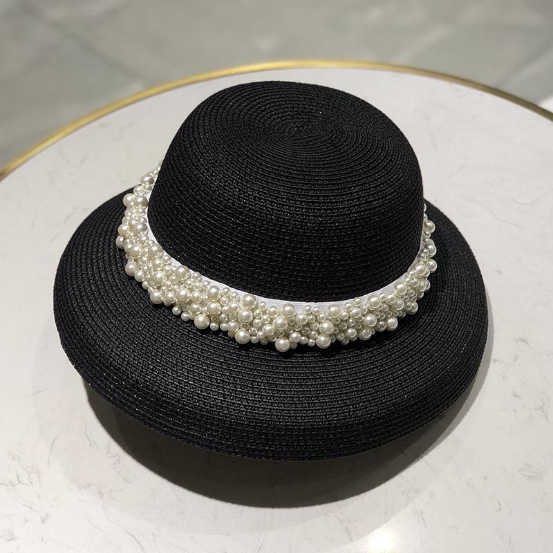 Chapeau de soleil rétro Hepburn pour femmes à large bord en paille perlée avec visière noire protégeant le visage pour voyage d'été à la plage