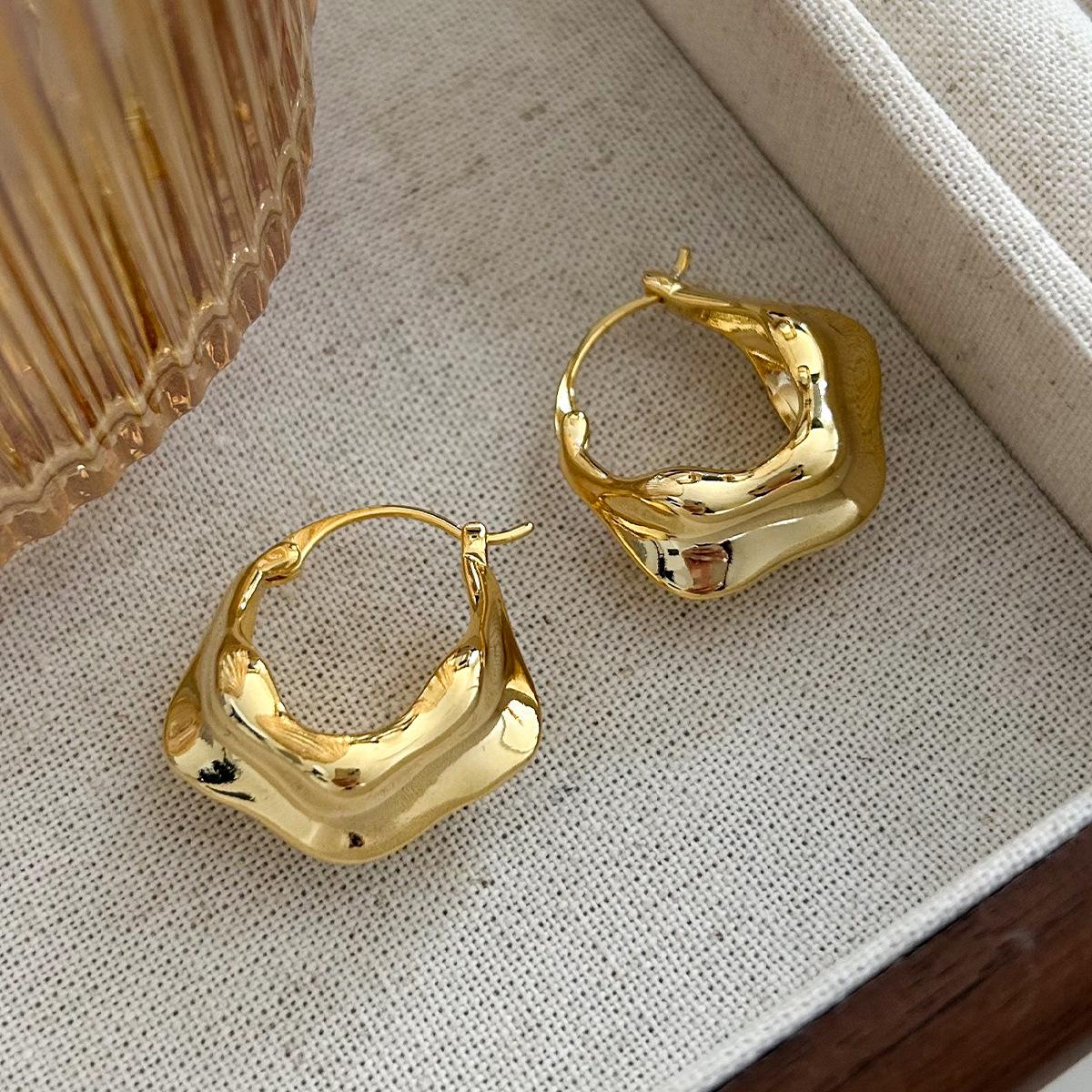 

18K Gold Plated V-Shaped Ear Cuffs: European & American Cold Style, Fashionable, Versatile Ear Jewelry.
