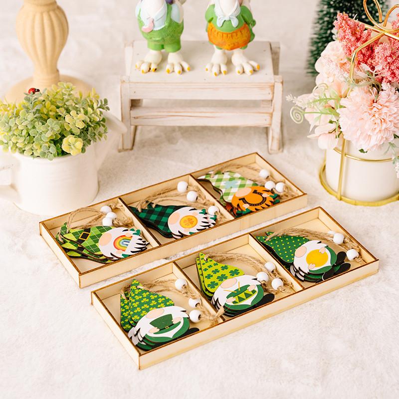 Linda Decoração de Gnomo de Madeira de Dia de São Patrício Com Elementos de Folhas Verdes Exuberantes Em Três Seções