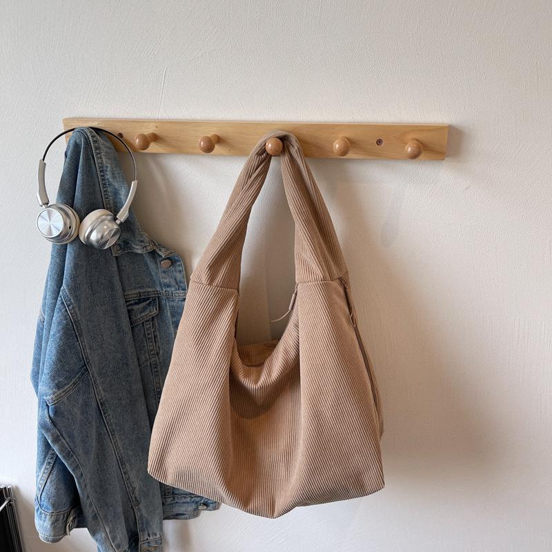 

Сумка женская новая 2025 лето сумка большой вместимости однотонная для поездок на работу простая повседневная на плечо сумка в колледжском стиле тканевая сумка тренд хаки