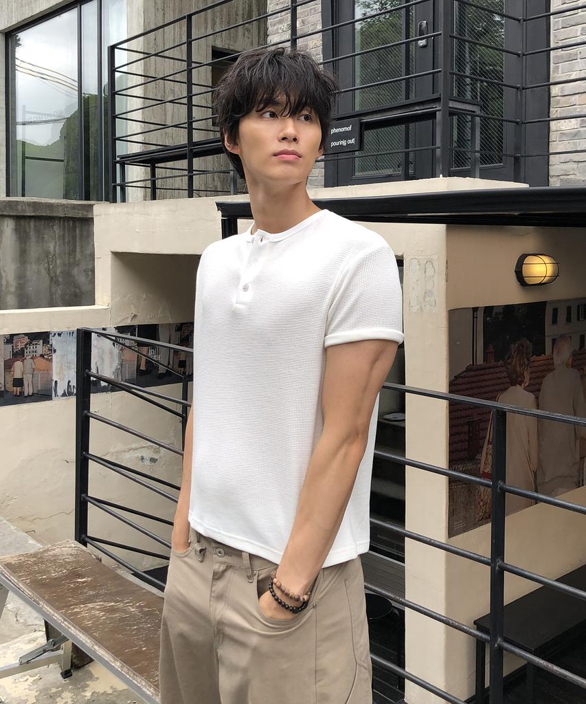Dei Semi-Crop Henley Neck Waffle Short Sleeve T-Shirt_4 Color