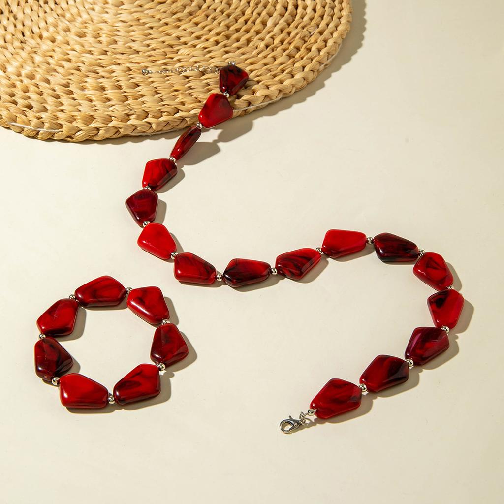 Retro acrylic resin special-shaped beaded necklace, temperament versatile light luxury neck chain