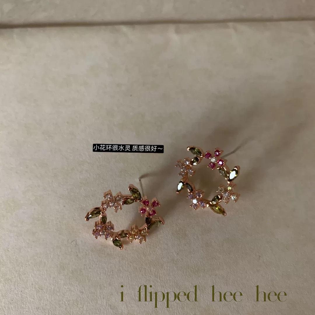 

Super fairy iFHH. Homemade Ding-made Ah * Jidou, gentle and moving small garland, niche design sense, stud earrings Gold plated