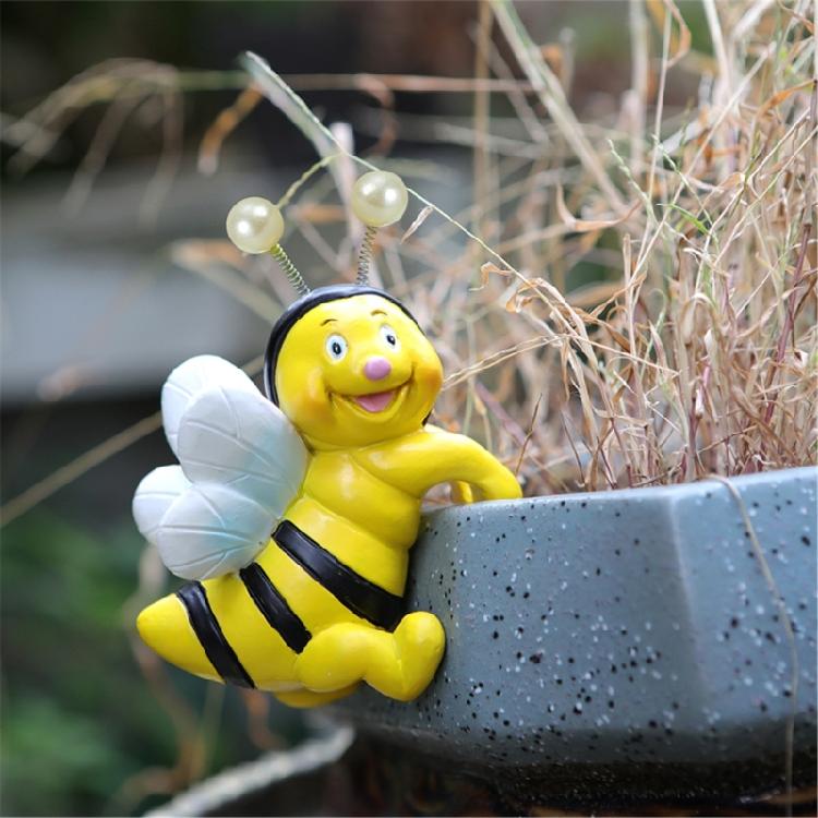 2Pieces Cute Climbing Bees Resin Pot Huggers Figurines for Personalizing Garden Patios Balconies and Home Decoration