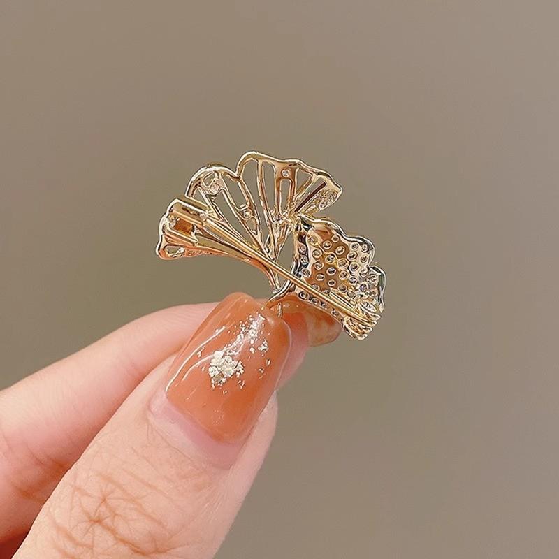 

Простая маленькая брошь из гинкго билоба для женщин, высококачественная антибликовая булавка, высококачественный корсаж для фиксированной одежды Sense Niche