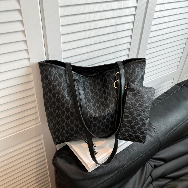 

Высококачественная ретро новая мода легкой роскоши атмосфера сумка через плечо под мышку большая вместимость для поездок на работу ручная сумка-тоут чёрный