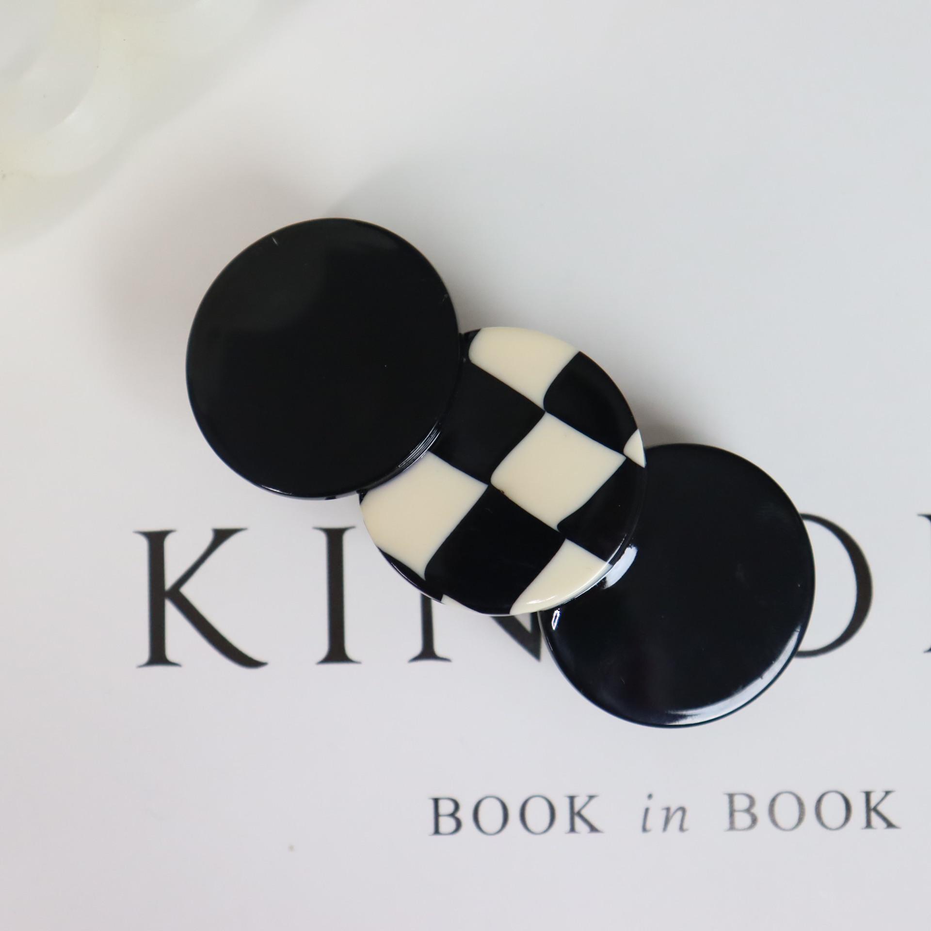 French Acetate Black Plaid Round Heart Spring Hair Clip - Elegant Black & White Design