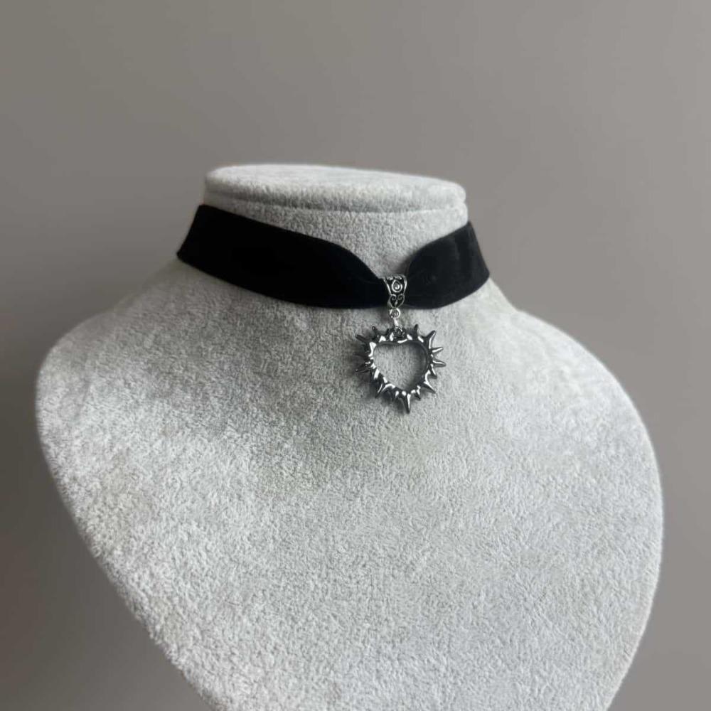 Gothic Sliver Color Thorn Hollowed Heart Pendant Black Velvet Choker Necklace for Women Men Halloween Party Vampire Jewelry Gift