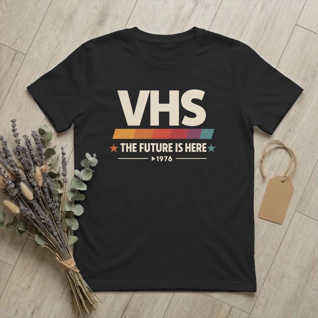 VHS-Kassette Die Zukunft ist da 1976 T-Shirt Unisex 100% Baumwolle Humor T-Shirt Rundhals Video Abgenutztes T-Shirt Kurzarm Kleidung