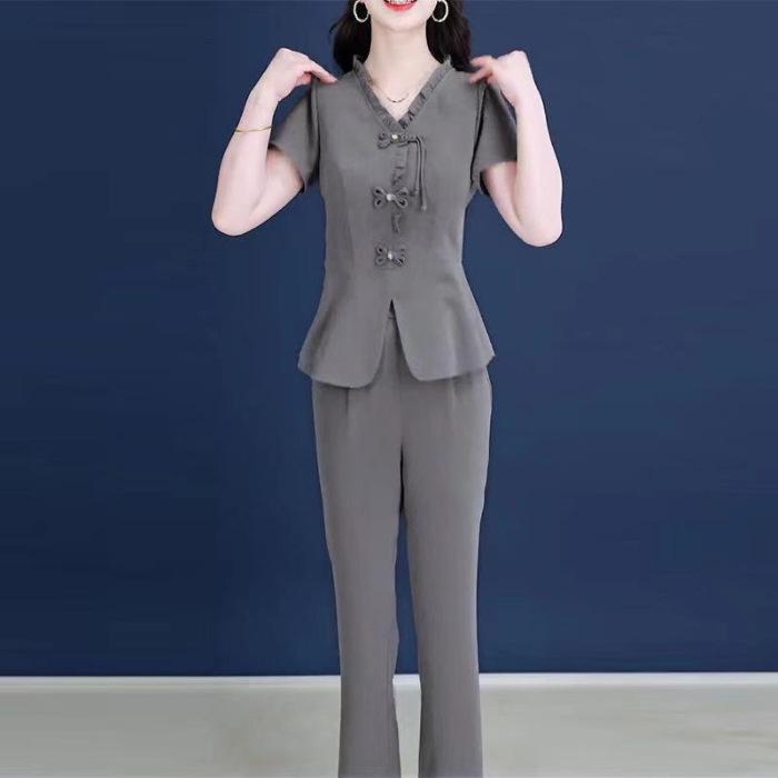 

Женский элегантный летний комплект из двух предметов: блузка с короткими рукавами и оборками и повседневные длинные брюки. XL серый