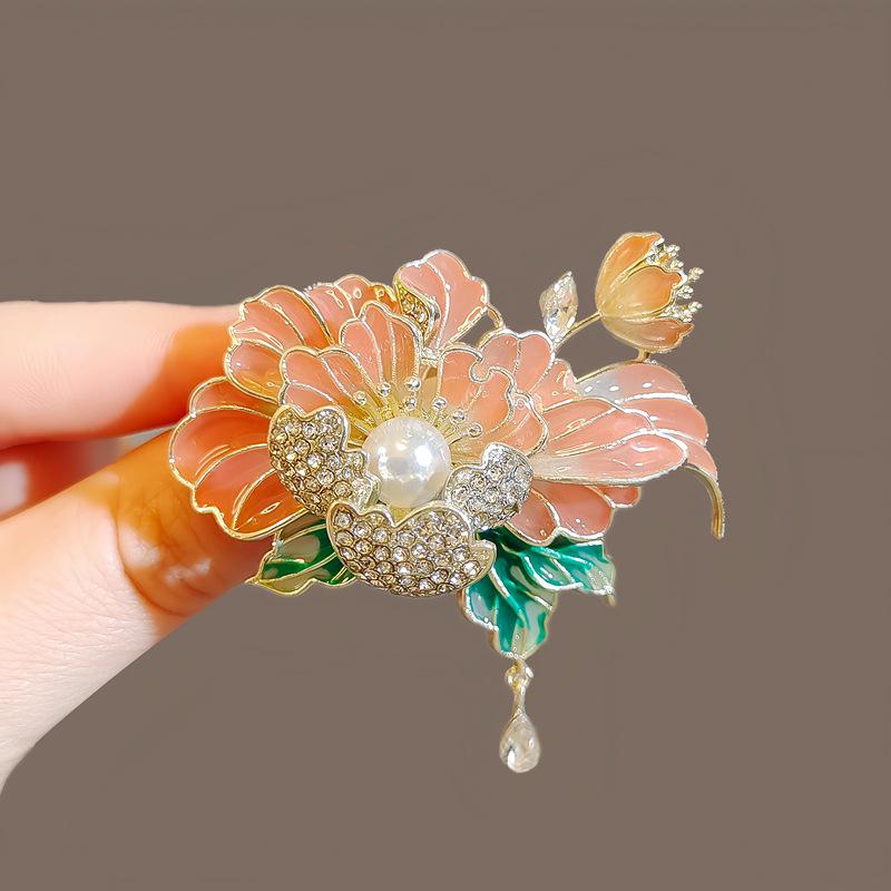 Chinese Peony Brooch: Elegant Alloy Pin for Women's Cheongsam and Coat.