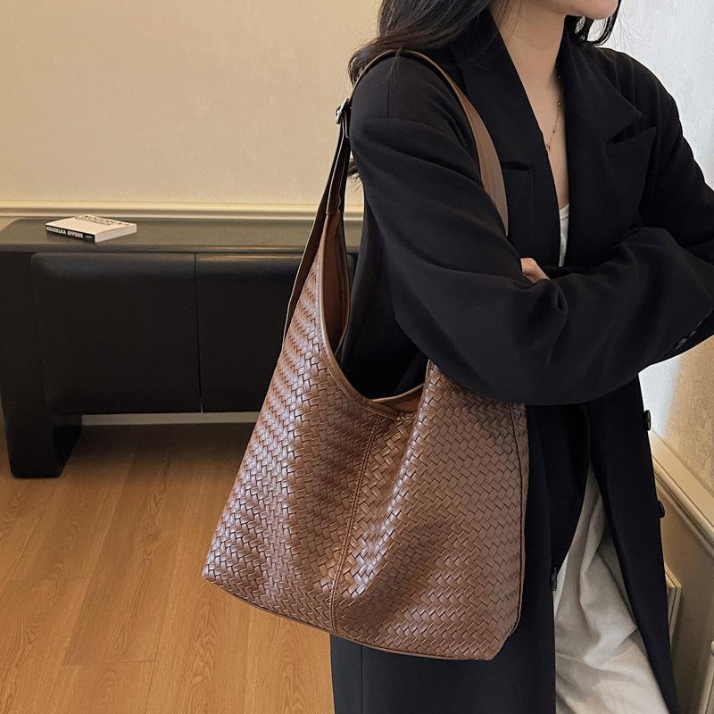 

Retro woven bag women s large capacity 2025 new autumn and winter shoulder messenger child and mother bag casual commuter tote bag темно-коричневого