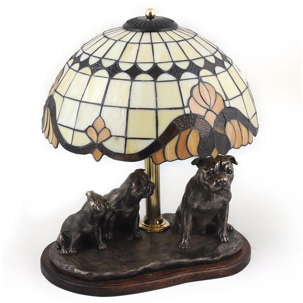 Staffordshire Terrier American - lampă vitraliu cu abajur, lampă de masă cu statuetă de câine, decor interior în stil retro de la marca Art-Dog