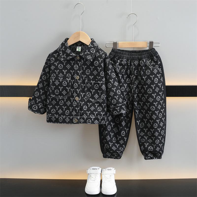 

Комплект джинсовой двойки для мальчиков на осень 2025 года - Модная детская одежда в корейском стиле 160 cm чёрный