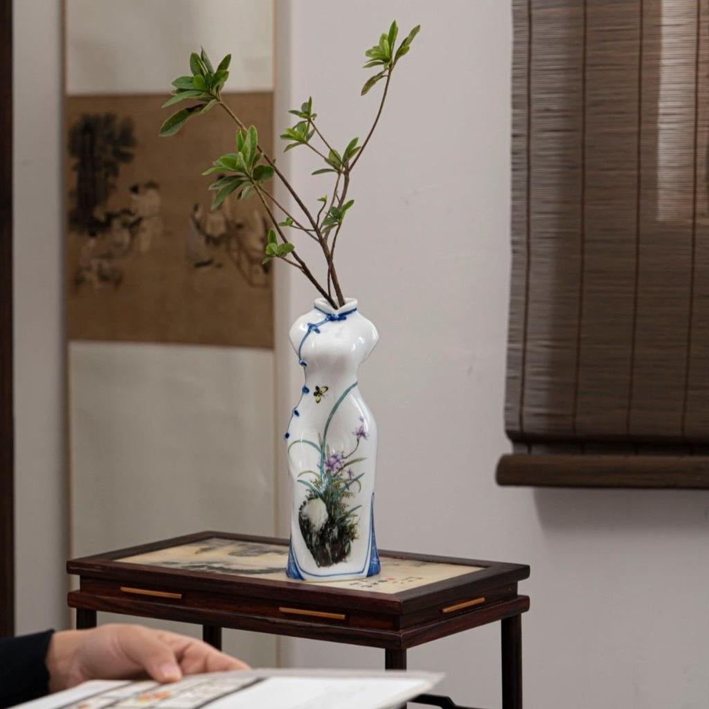 1PC Jade porcelain hand-painted cheongsam vase, retro decorative item, flower arrangement, Chinese ceramic handcrafted
