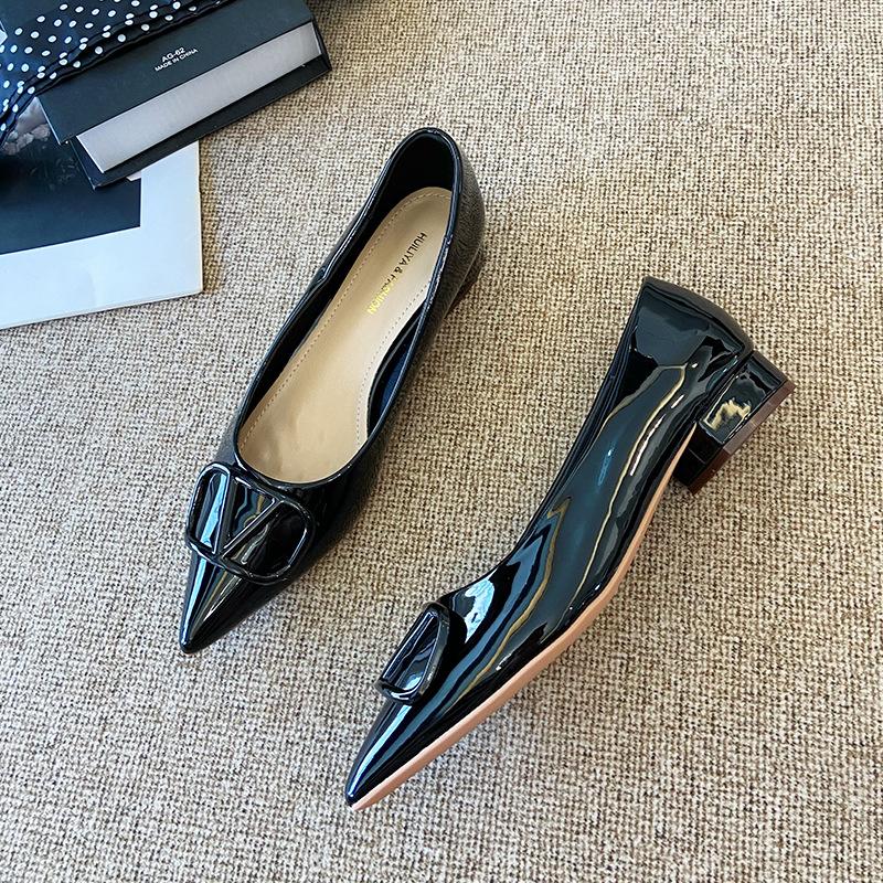 Y6618-1 Nude Lackleder Pendeln leichter Mund Prominenter mit Rock Temperament Einzelne Schuhe Metall Temperament Dicke Ferse Einzelne Schuhe Frauen