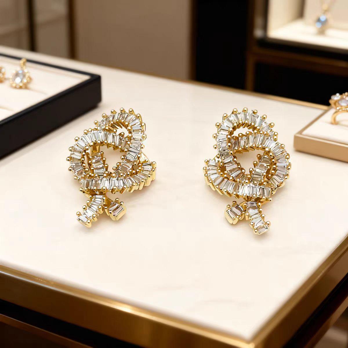 Серьги-гвоздики из стерлингового серебра 925 пробы с цирконами - Элегантные, Роскошные, Универсальные женские аксессуары