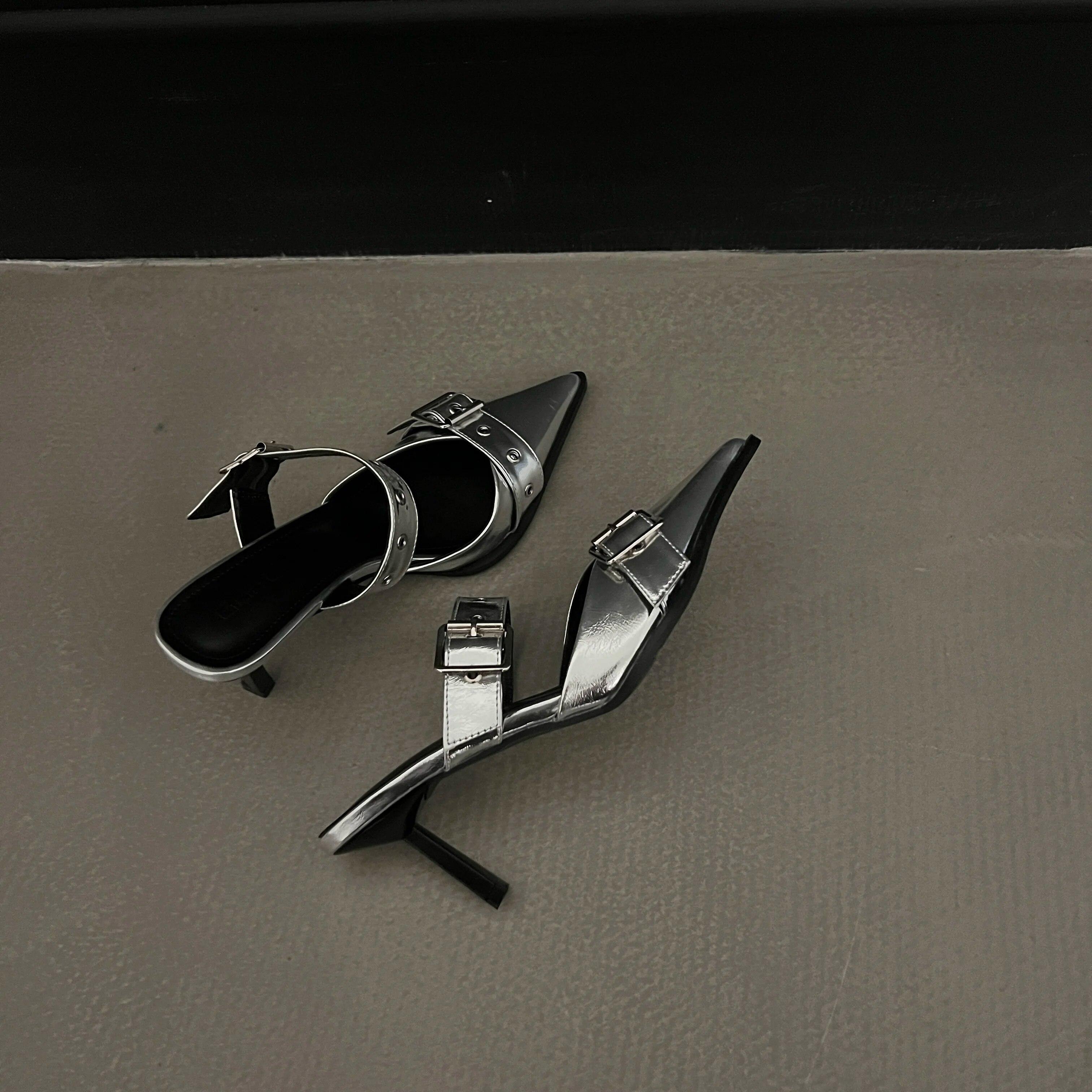 Сандалии на высоком каблуке с металлической пряжкой в стиле панк-гота женские летние серебряные вечерние туфли с острым носком женские босоножки на тонком каблуке в корейском стиле 37 2598₽