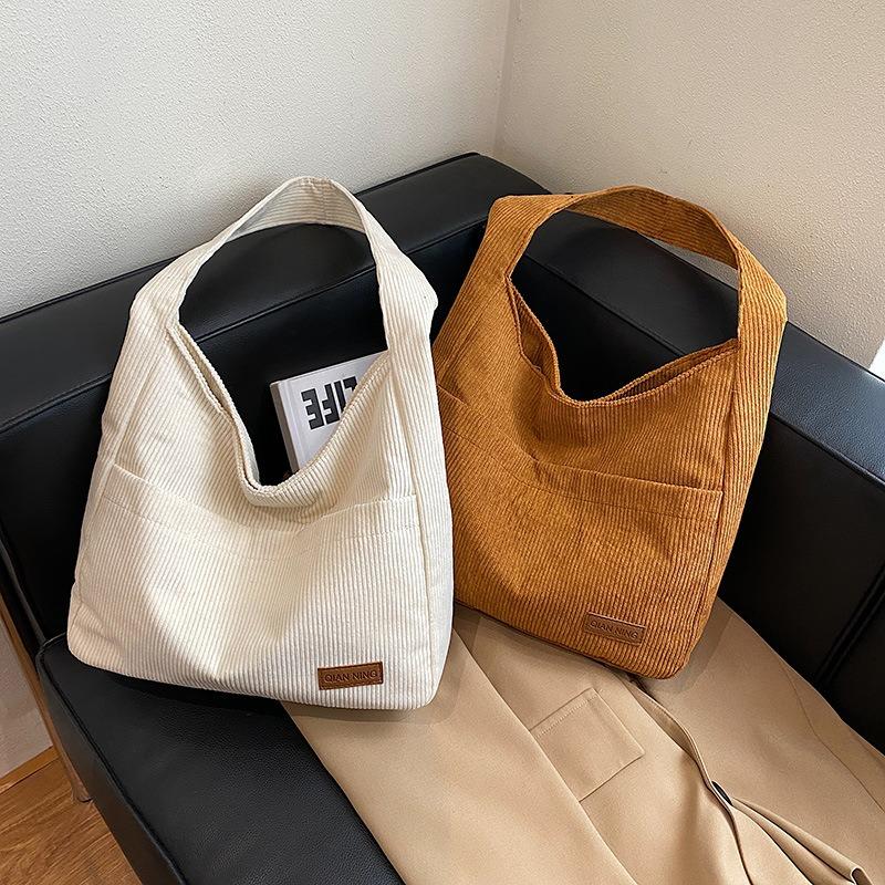 Modische Tragetasche mit großem Fassungsvermögen Damen Frühling Neuer Trend Stilvolle lässige Schultertasche Unterarm-Geldbörse