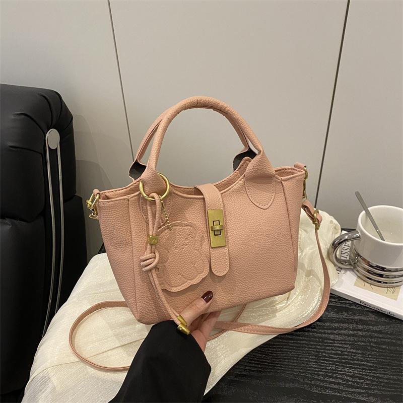 Korean Version of Niche Portable Bucket Bag Women's 2025 New Trendy Fashion Versatile Shoulder Bag Simple Casual Messenger Bag