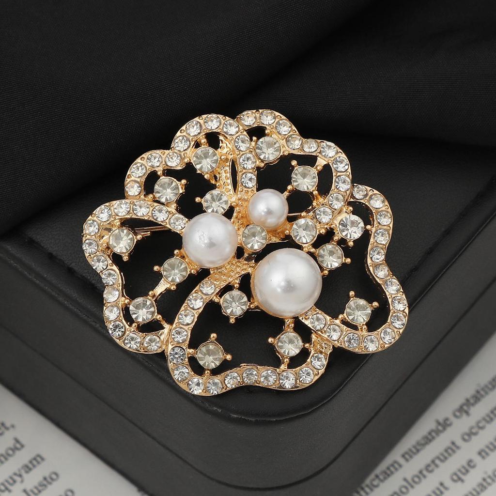Elegant Versatile Light Luxury Corsage Brooch with Niche Design - Anti-Exposure Pin