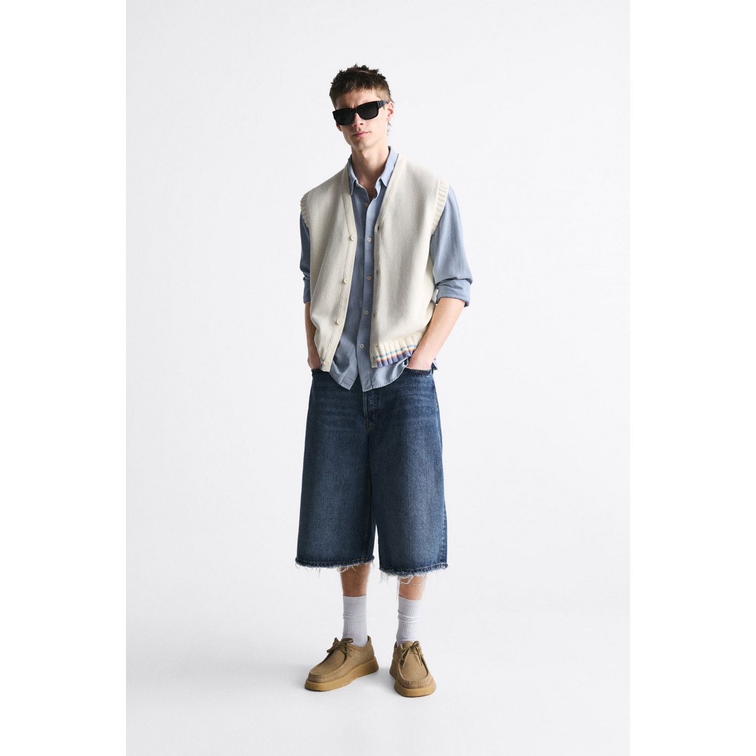 

CONTRAST KNIT WAISTCOAT