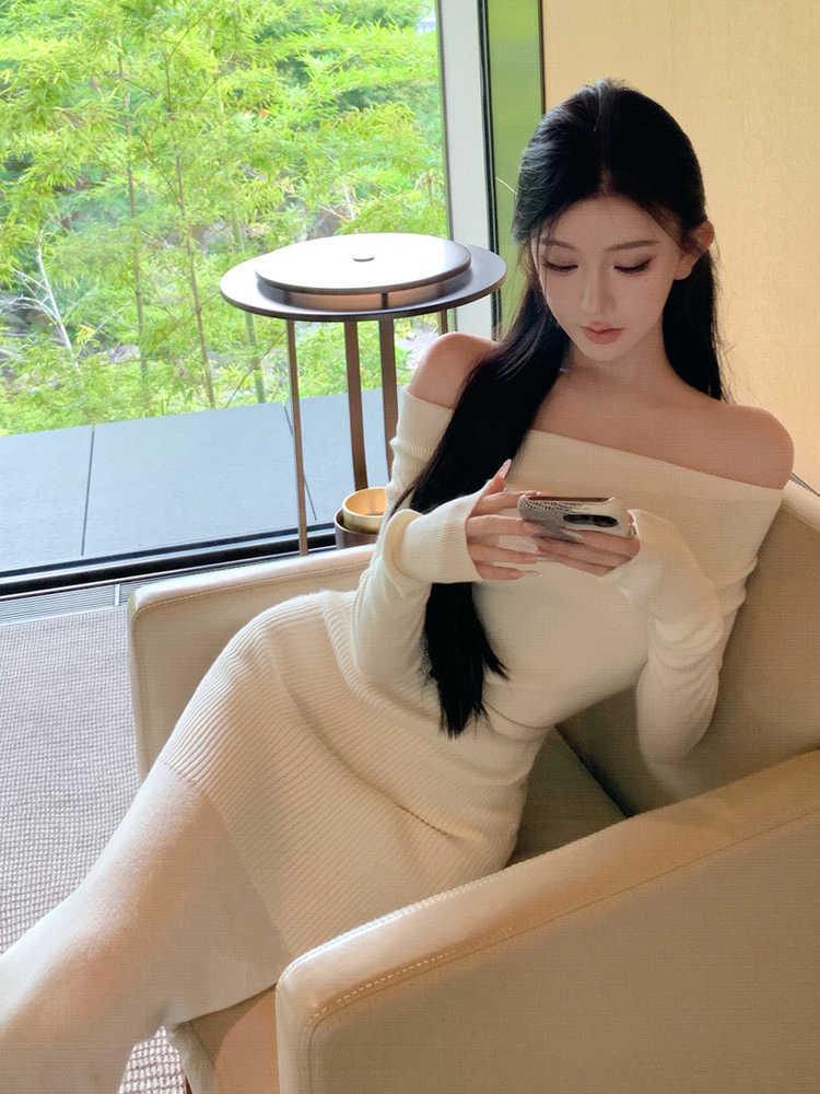 French Apricot One-Shoulder Knit Dress: Long Sleeve Autumn/Winter Slim Fit Bodycon with Cinched Waist and Patchwork Design.