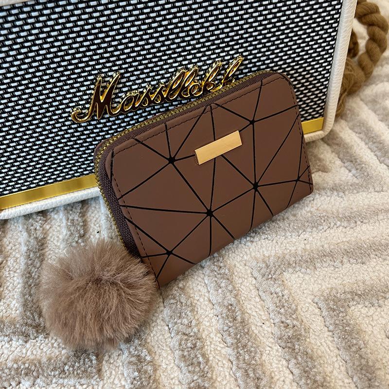 

Wallet women s rhombus printing fashion summer and autumn new personalized hairball hand change bag темно-коричневого