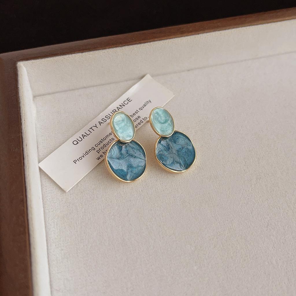 Maillard Coffee Color Amber Earrings Women's Autumn and Winter High-end Commuter Style Earrings Light Luxury Niche Design Earrings