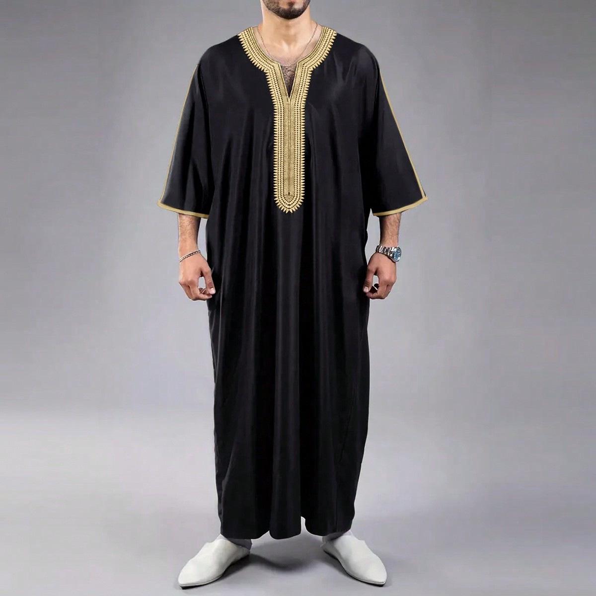 

Темно-синий мужской халат с коротким рукавом и вышивкой в арабском стиле (2023) M чёрный