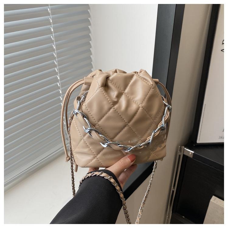 

М яка шкіряна модна плісована сумочка жіноча тренд 2024 весна нова іноземний стиль ланцюжок на одне плече через плече сумка-відро хакі