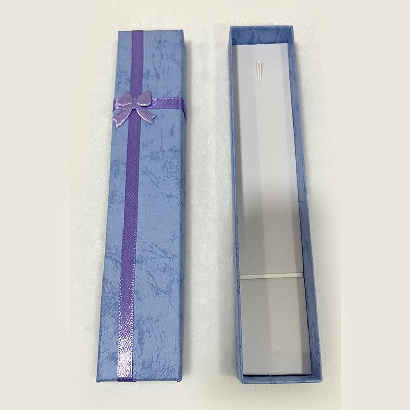 

Подарочная коробка для ожерелья с крышкой и основанием, перевязанная крест-накрест лентой и бантом - Ювелирная полукрышка