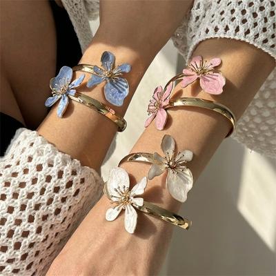 Zierliche Emaille-Blumen-Manschettenarmband für Damen Elegantes vergoldetes verstellbares offenes Armreif Ästhetischer Schmuck für Hochzeitsfeier Geschenk