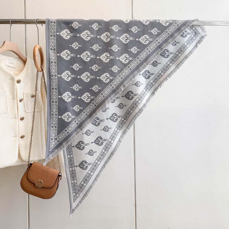 Spot autumn and winter roll grass triangle towel European and American retro skin-friendly boutique jacquard cashew flower imitation cashmere shawl