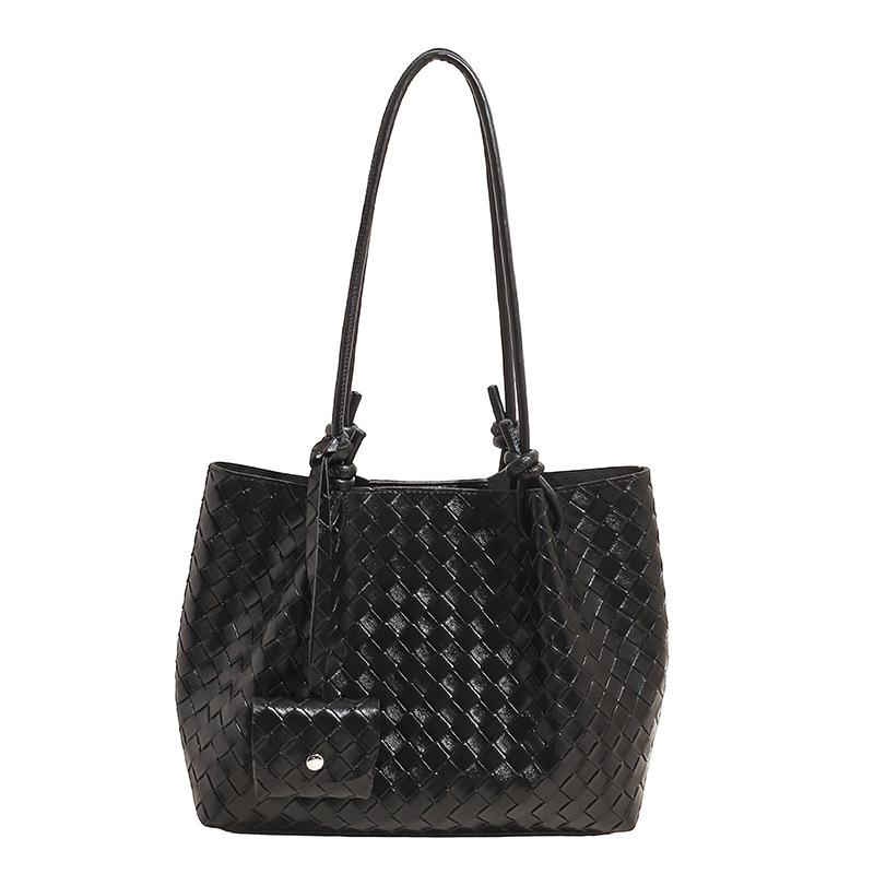 

Simple casual woven tote bucket bag women s 2026 spring new pleated fashion niche shoulder armpit bag 30*12*23 чорний