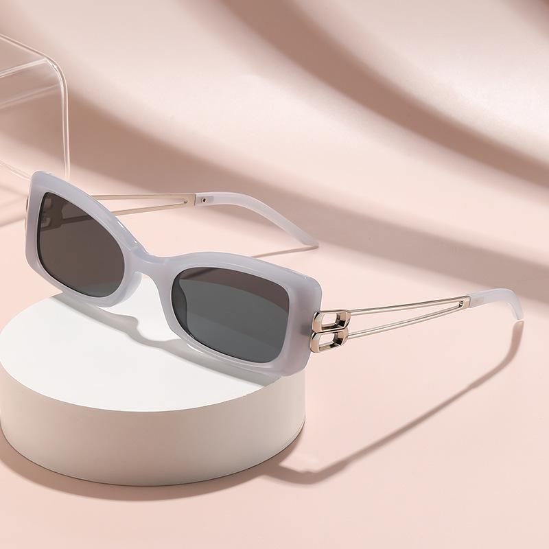 

Sunglasses High-end Feeling Square Face Slimming Sun Protection Holiday Seaside Retro Hollow High-end Sunglasses 6110