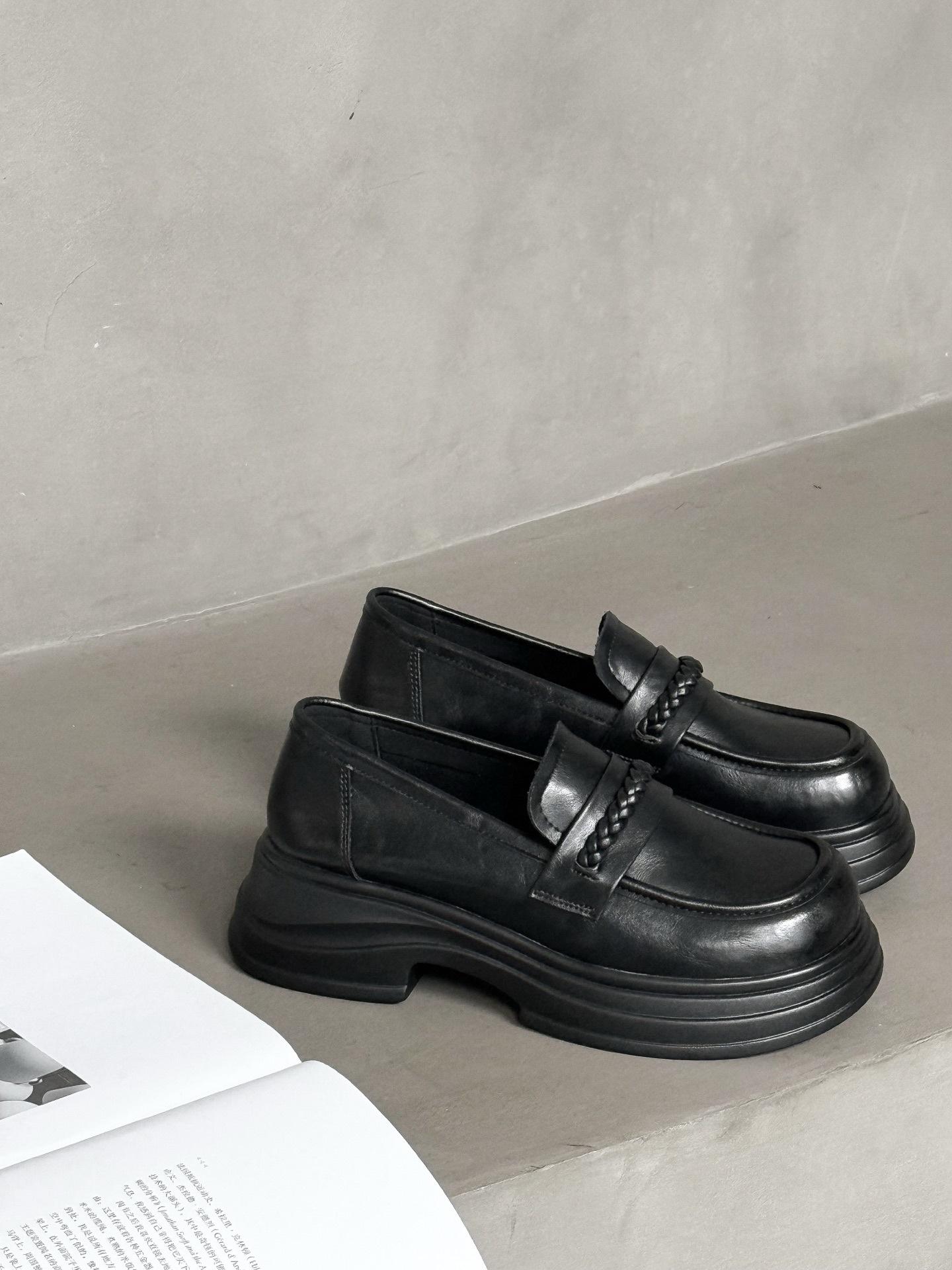 

Женские лоферы на платформе 2025 новинка дышащие в британском стиле маленькие мужские универсальные легкие модные трендовые повседневные туфли 39 чёрный